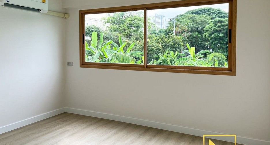 For rent 4 bedrooms townhouse in Watthana, Bangkok