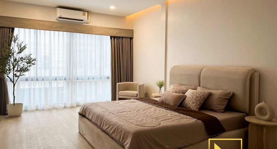 For rent 4 bedrooms townhouse in Watthana, Bangkok