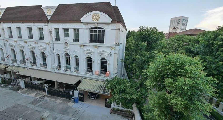 Reihenhaus zur Miete mit 4 Zimmer in Yan Nawa, Bangkok