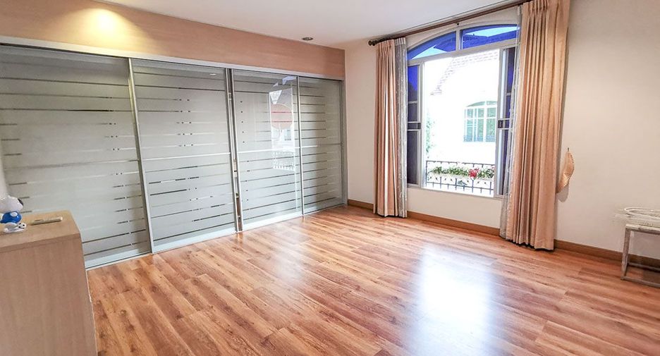 Reihenhaus zur Miete mit 4 Zimmer in Yan Nawa, Bangkok