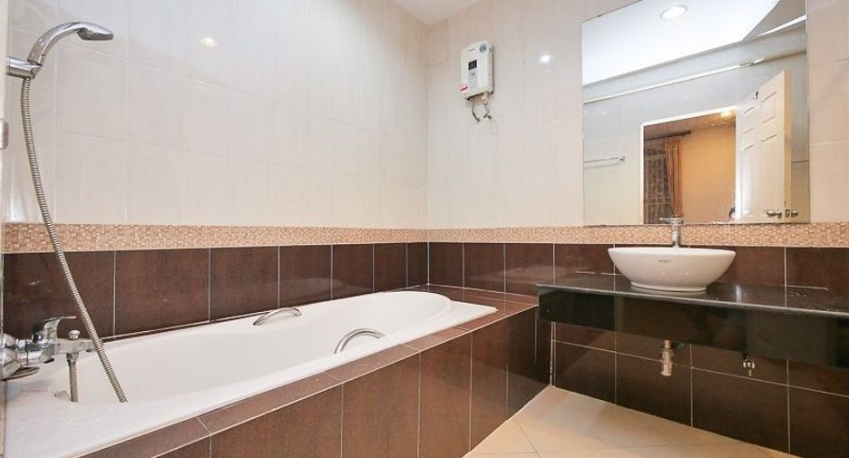 Reihenhaus zur Miete mit 4 Zimmer in Yan Nawa, Bangkok
