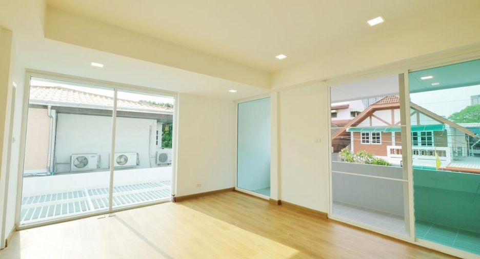 Reihenhaus zum Kauf mit 3 Zimmer in Watthana, Bangkok