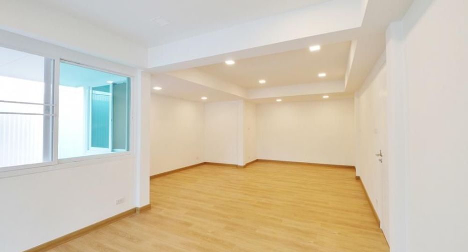 Reihenhaus zum Kauf mit 3 Zimmer in Watthana, Bangkok