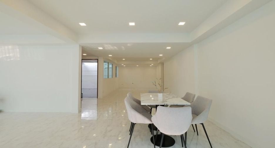 Reihenhaus zum Kauf mit 3 Zimmer in Watthana, Bangkok