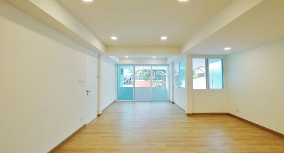 Reihenhaus zum Kauf mit 3 Zimmer in Watthana, Bangkok