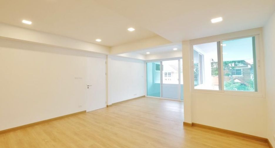 Reihenhaus zum Kauf mit 3 Zimmer in Watthana, Bangkok