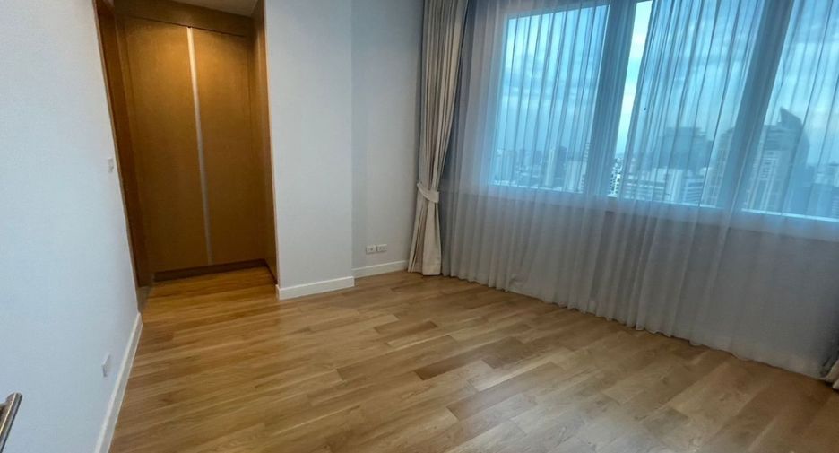 For sale 3 bedrooms condo in Khlong Toei, Bangkok