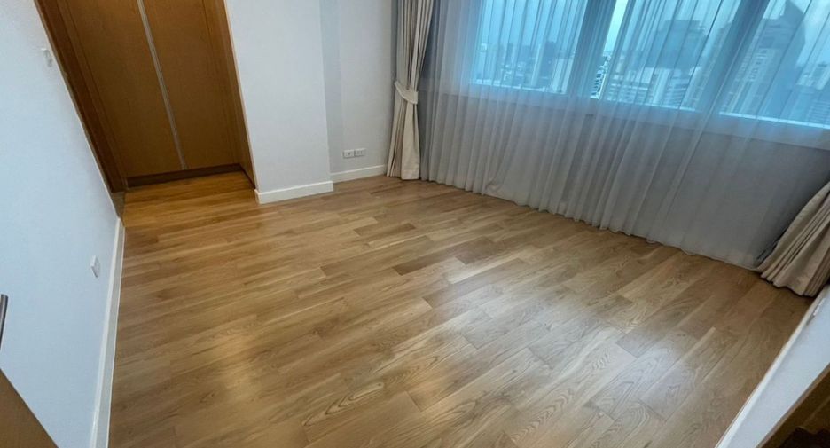 For sale 3 bedrooms condo in Khlong Toei, Bangkok