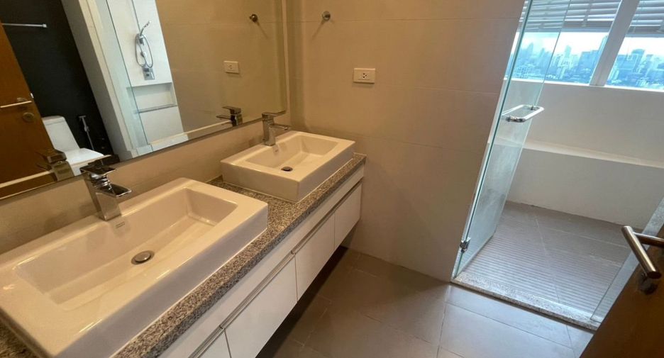 For sale 3 bedrooms condo in Khlong Toei, Bangkok
