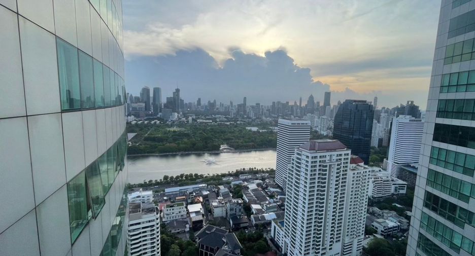 For sale 3 bedrooms condo in Khlong Toei, Bangkok