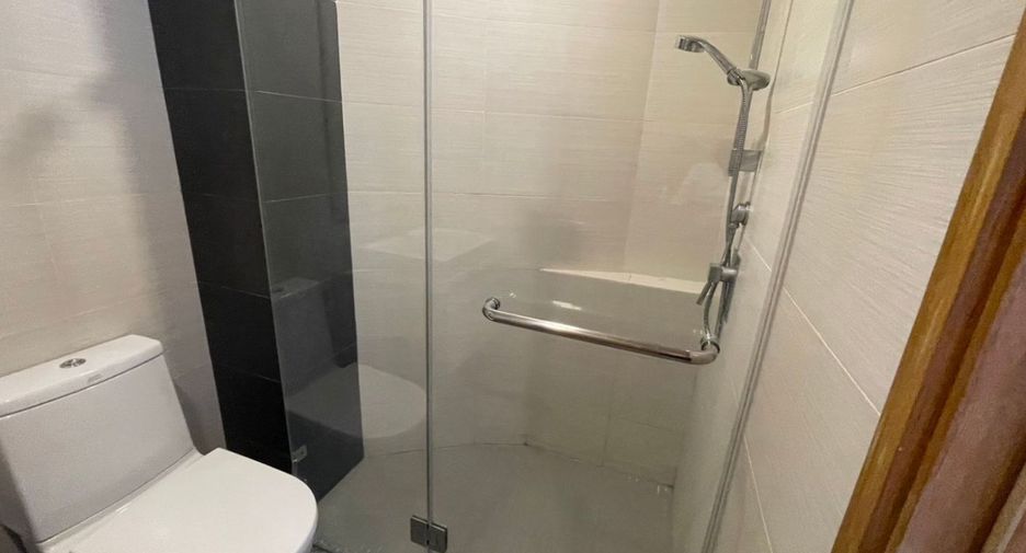 For sale 3 bedrooms condo in Khlong Toei, Bangkok