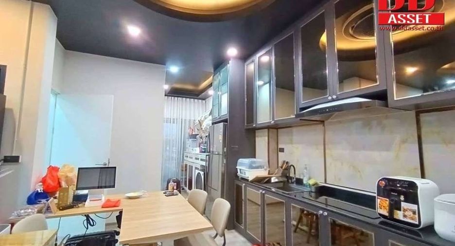For rent and for sale 2 bed retail Space in Bang Kapi, Bangkok
