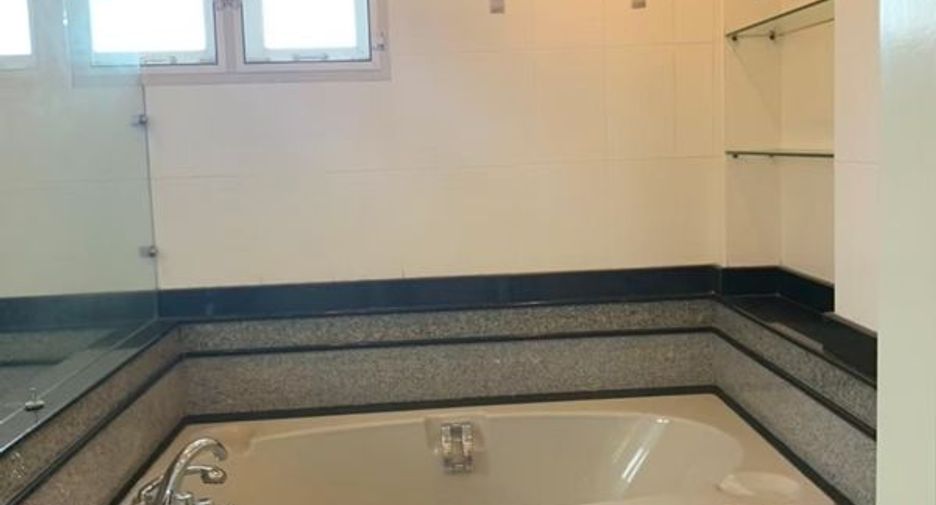 For rent 4 bedrooms house in Bang Na, Bangkok