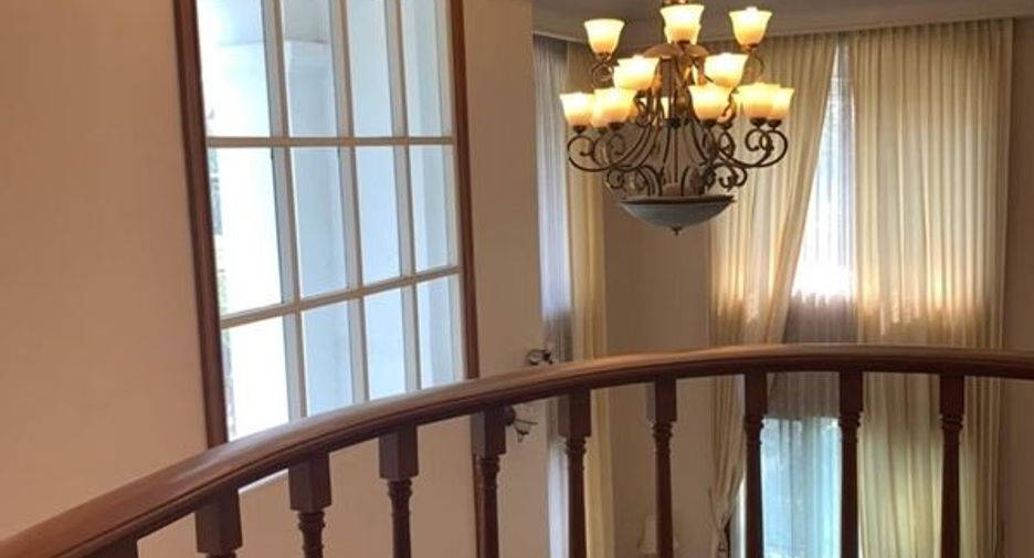 For rent 4 bedrooms house in Bang Na, Bangkok