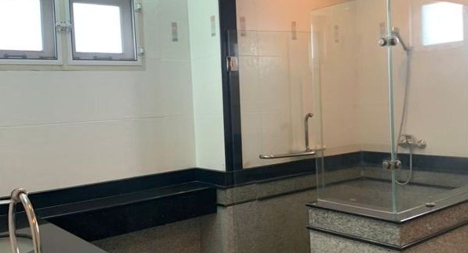 For rent 4 bedrooms house in Bang Na, Bangkok