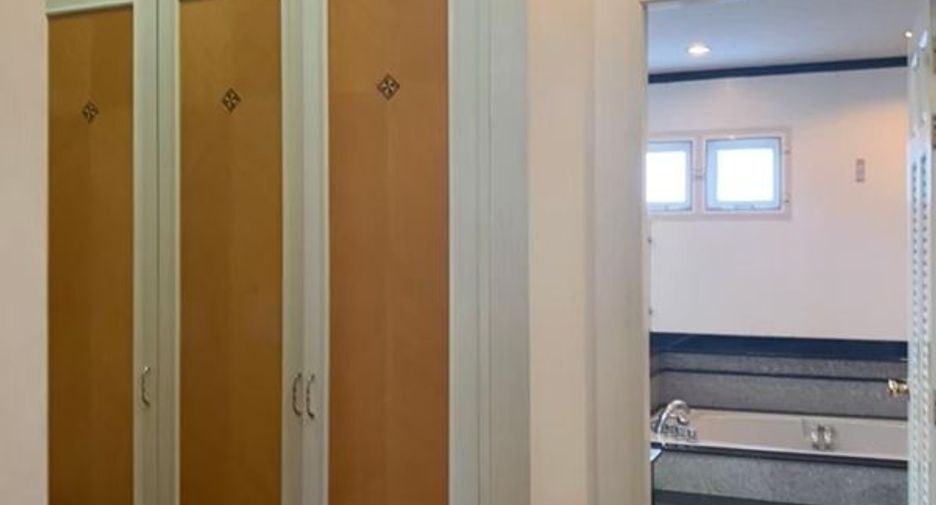 For rent 4 bedrooms house in Bang Na, Bangkok