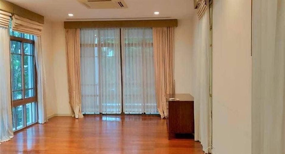 À louer 4 chambres maison à Khlong Toei, Bangkok