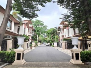 À louer 4 chambres maison à Khlong Toei, Bangkok