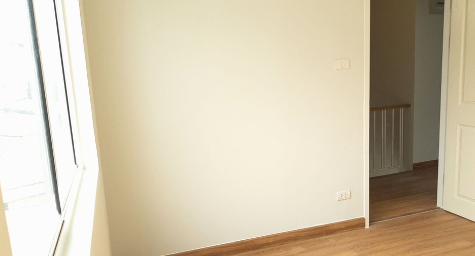 Reihenhaus zum Kauf mit 3 Zimmer in Sai Noi, Nonthaburi