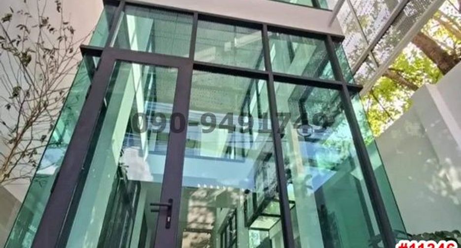 For rent 3 bedrooms townhouse in Suan Luang, Bangkok