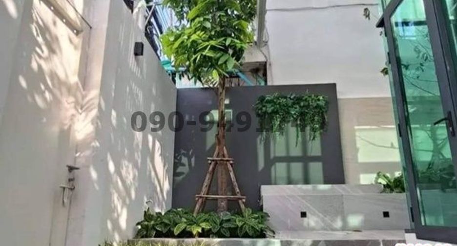 For rent 3 bedrooms townhouse in Suan Luang, Bangkok