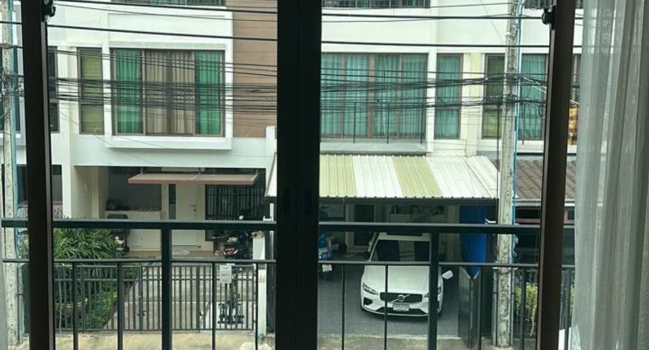 出售 3 卧室 联排别墅 在 Phra Khanong, 曼谷