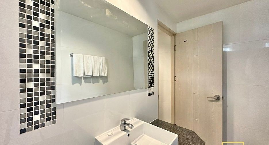 For rent 3 bedrooms serviced apartment in Yan Nawa, Bangkok