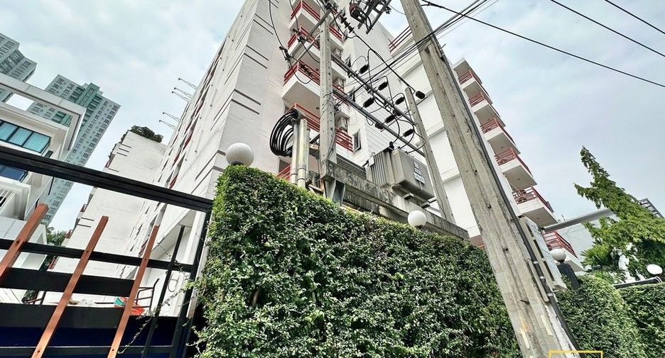 For rent 3 bedrooms serviced apartment in Yan Nawa, Bangkok