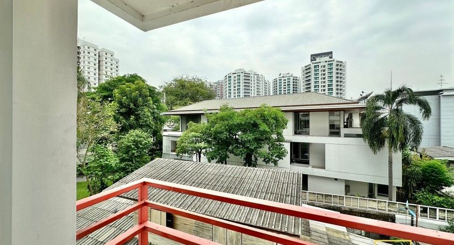 For rent 3 bedrooms serviced apartment in Yan Nawa, Bangkok