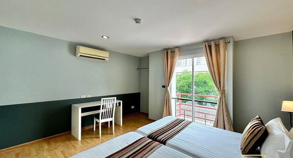 For rent 3 bedrooms serviced apartment in Yan Nawa, Bangkok