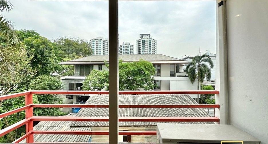 For rent 3 bedrooms serviced apartment in Yan Nawa, Bangkok