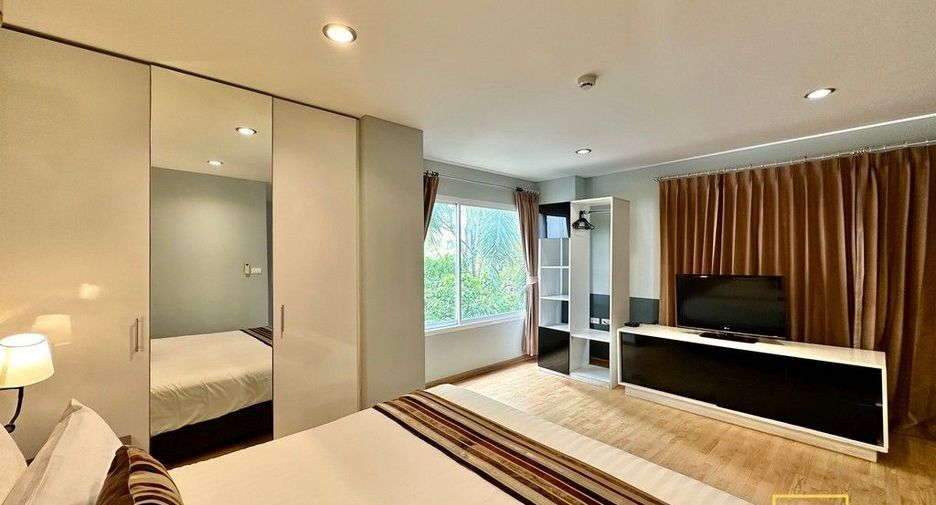 For rent 3 bedrooms serviced apartment in Yan Nawa, Bangkok