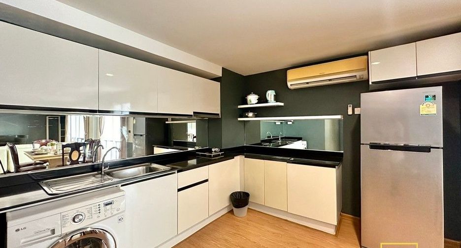 For rent 3 bedrooms serviced apartment in Yan Nawa, Bangkok