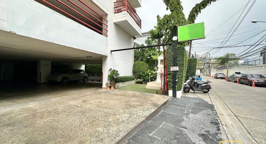 For rent 3 bedrooms serviced apartment in Yan Nawa, Bangkok
