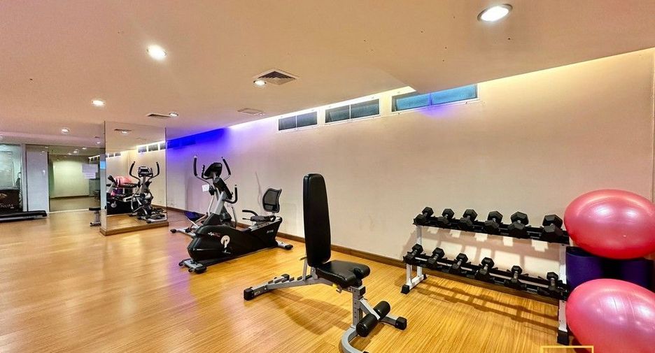 For rent 3 bedrooms serviced apartment in Yan Nawa, Bangkok