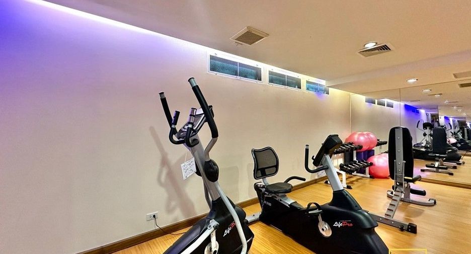 For rent 3 bedrooms serviced apartment in Yan Nawa, Bangkok