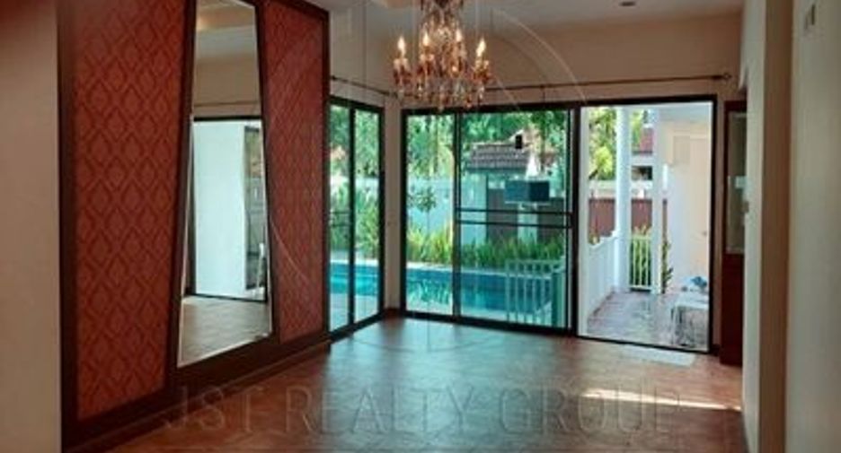 À louer 4 chambres maison à Huai Khwang, Bangkok