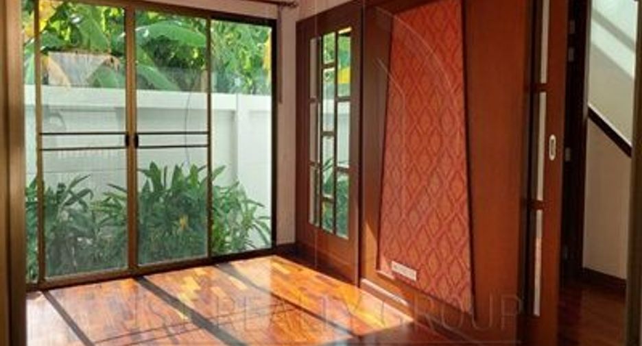 À louer 4 chambres maison à Huai Khwang, Bangkok