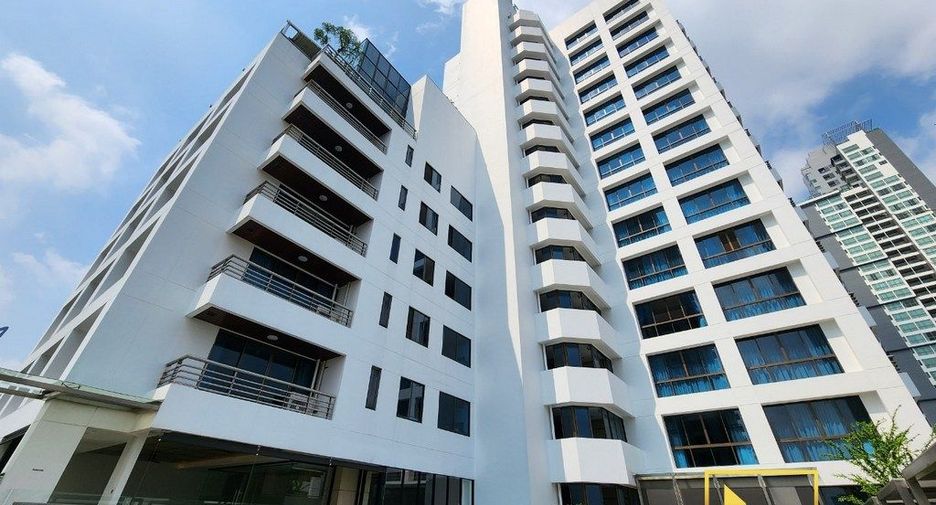 For rent 3 bedrooms apartment in Watthana, Bangkok