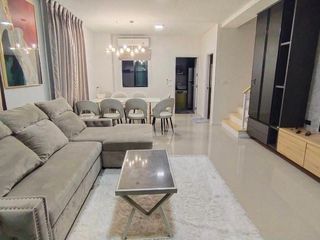 Casa adosada en alquiler de 3 habitaciones en Wang Thonglang, Bangkok