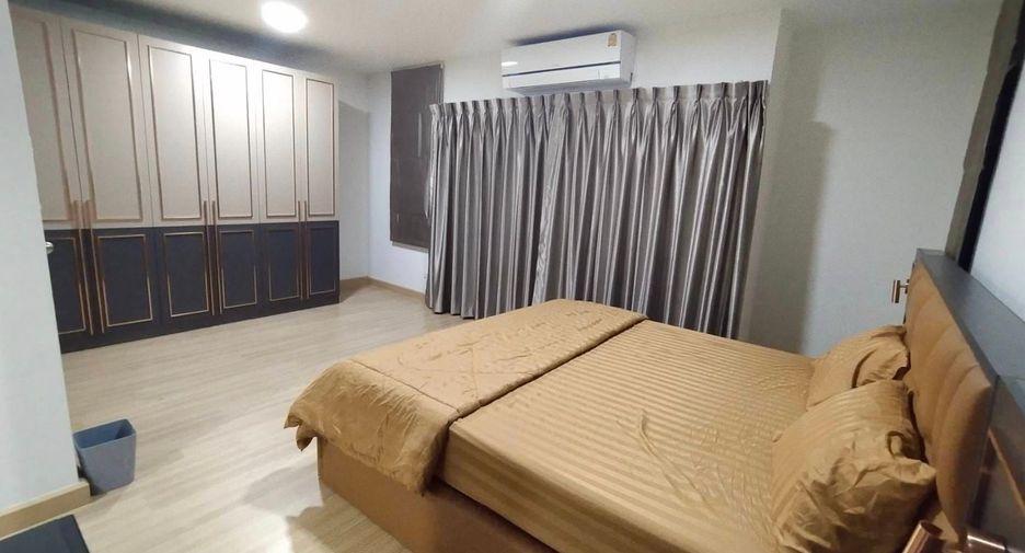 Casa adosada en alquiler de 3 habitaciones en Wang Thonglang, Bangkok