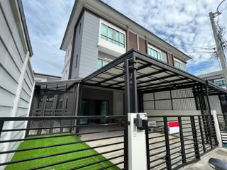 Casa adosada en alquiler de 3 habitaciones en Wang Thonglang, Bangkok