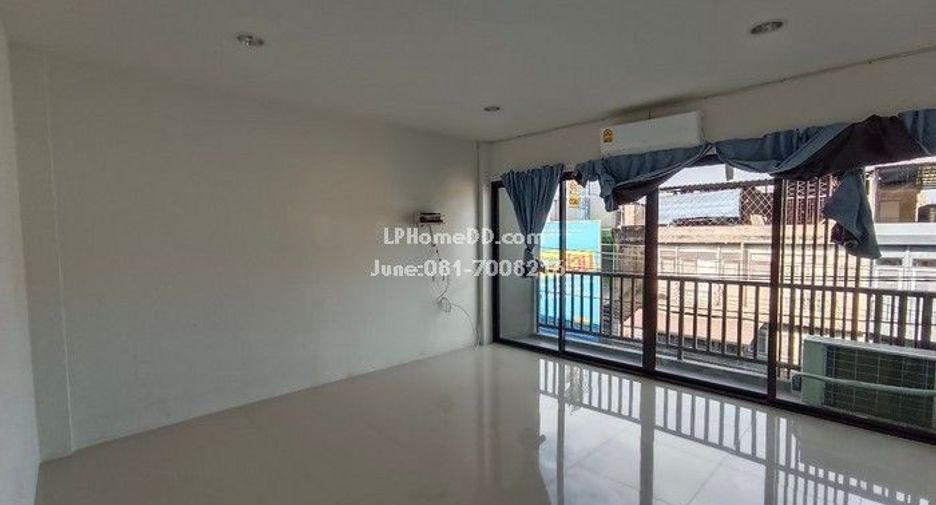 For rent 3 bedrooms retail Space in Bang Kapi, Bangkok
