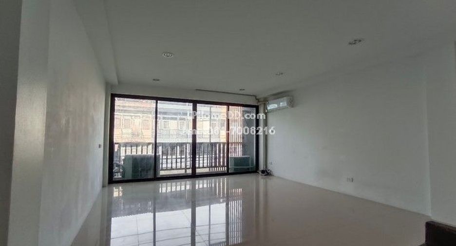 For rent 3 bedrooms retail Space in Bang Kapi, Bangkok