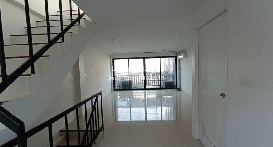 For rent 3 bedrooms retail Space in Bang Kapi, Bangkok