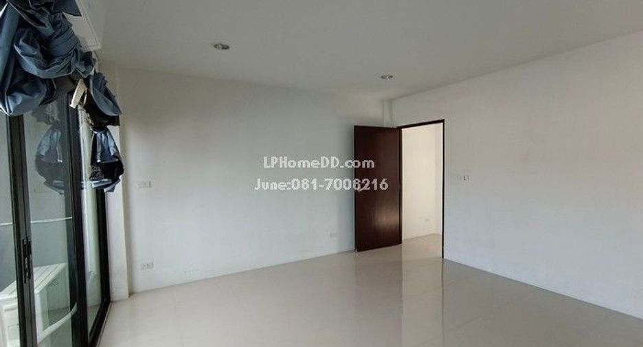 For rent 3 bedrooms retail Space in Bang Kapi, Bangkok