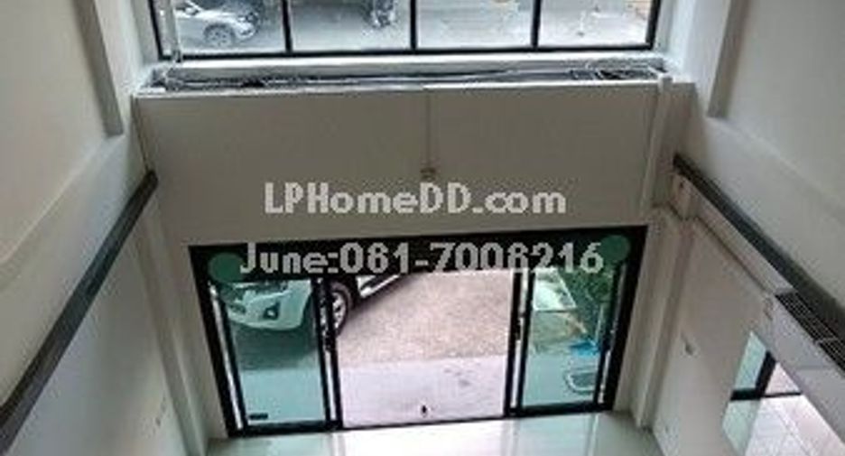For rent 3 bedrooms retail Space in Bang Kapi, Bangkok