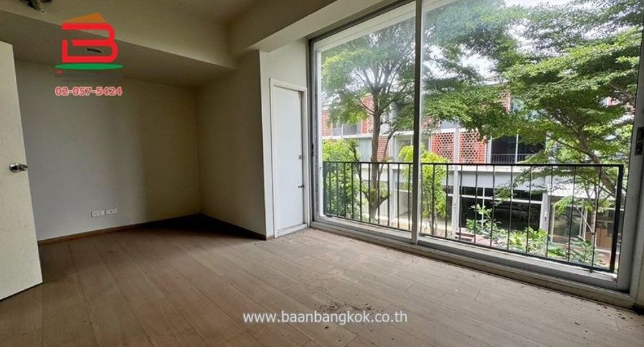 For sale 3 ベッドルーム townhouse in Khan Na Yao, Bangkok