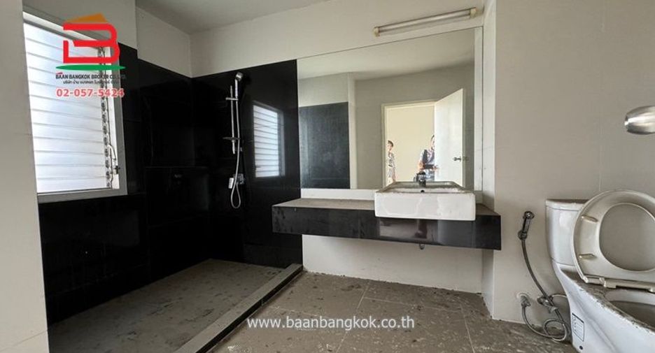 For sale 3 ベッドルーム townhouse in Khan Na Yao, Bangkok
