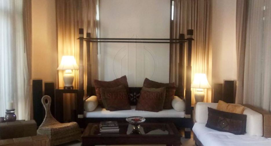 For rent 4 bedrooms house in Watthana, Bangkok